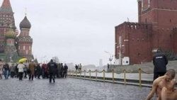 Devleti protesto için testislerini yere çiviledi