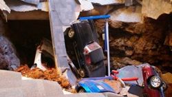 Müzede açılan çukur koleksiyon parçası arabaları yuttu