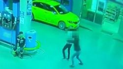 Benzinlikte sırtından bıçakladılar