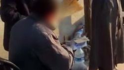 Çalı süpürgesiyle büyü bozarak vatandaşı çarpıyor