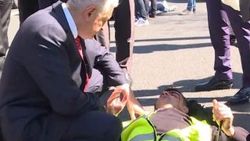 Yıldırım, makam aracını durdurup kazazedelerle ilgilendi