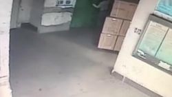 Çin'de sevkiyat elemanı asansör boşluğuna düştü
