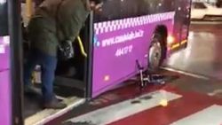 Otobüs şoförü bisikleti metrelerce sürükledi