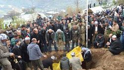 Şehit teknisyen şehit babasının yanına defnedildi