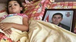 Babasının fotoğrafıyla yatan şehit kızı