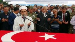 Şehidin cenazesinde imamın duygusal anları