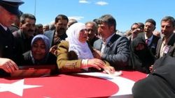 Bingöl şehidini ağıtlarla uğurladı