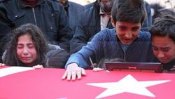 Diyarbakır şehidinin cenazesinde duygusal anlar