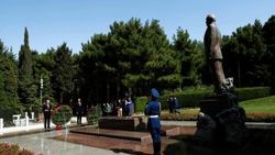 Erdoğan Aliyev’in kabrini ve şehitlikleri ziyaret etti