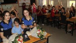 Şehit kızını babasının silah arkadaşları okula götürdü