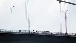 Şehitler Köprüsü’nde Türk bayraklı intihar girişimi