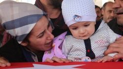 Şehit eşini 9 aylık bebeğiyle uğurladı