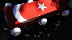 Darbe girişiminde yaralanan polis hastanede şehit oldu