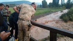 Taşkında mahsur kalan köpeğe halatlı kurtarma