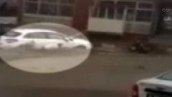 Motosikletini kurtarmak isterken sele kapıldı