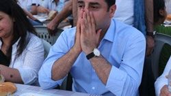 Selahattin Demirtaş ilk iftarını çadırda açtı
