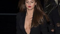 Selena Gomez'in derin dekoltesi