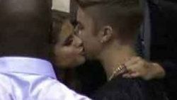 Selena Gomez Justin Bieber'i öptü - Tıkla İzle