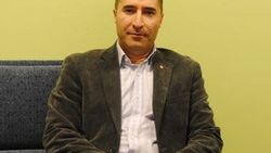 İsveç'te Türkiyeli Serkan Köse milletvekili oldu