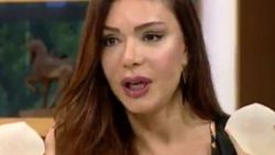 Sevda Demirel canlı yayında silikonlarını gösterdi