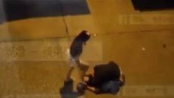 Genç kız ayaklarına kapanan sevgilisini dövdü - İZLE