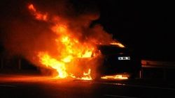Seyir halinde yanan otomobilden son anda indi