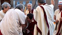 Sezar'ın öldürülüşüne Roma sokaklarında ilginç anma