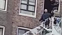 Hollanda'da bir kişi camdan atlayarak intihar etti