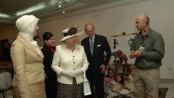 2. Elizabeth'e gölge oyunu gösterisi İZLE