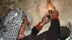Köyde tek başına yaşıyor