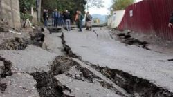 Zonguldak'ta yol heyelan nedeniyle çöktü