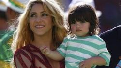 Shakira sahneye oğlu Milan'la çıktı