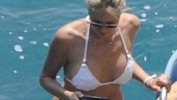 Sharon Stone bikiniden vazgeçmiyor