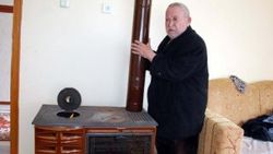 30 derece sıcakta paltoyla dolaşıyor