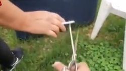Annesinin sigara bağımlılığıyla mücadele eden oğul
