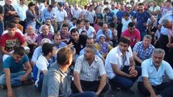 Mersin'de otobüsçüler yol kapattı