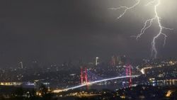 İstanbul gece yarısı şimşeklerle aydınlandı