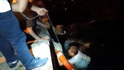 Denize düşen vatandaşı polis kurtardı
