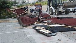 Sinop'ta fırtına çatıları uçurdu