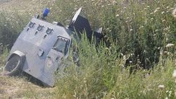 Boya şişesi atılan polis aracı takla attı: 4 yaralı