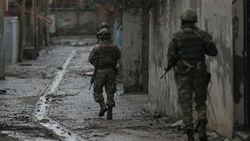 Hakkari'de bir terörist teslim oldu