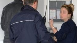 Kargodan 'şişme kadın' çıkınca görevlinin telefonunu aldı