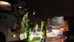 Sivas'ta yolcu otobüsü tıra çarptı: 10 yaralı