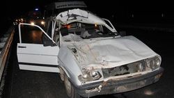 Sivas'ta otomobil ineğe çarptı: 1 ölü 4 yaralı