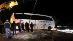 Sivas'ta buzda kayan yolcu otobüsü şarampolde asılı kaldı