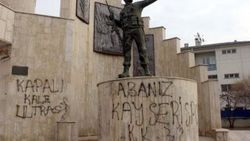 Sivas'ta şehitlik anıtına sprey boyalı saldırı