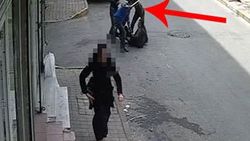Sokak ortasında döner bıçaklı gasp güvenlik kamerasında