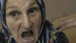 Eşinin dişlerini penseyle söktü