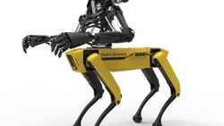 Ünlü robota kol taktılar