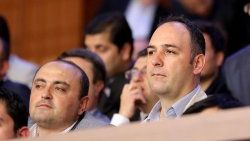 Başörtülü vekilleri eşleri yalnız bırakmadı